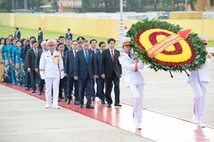 Lãnh đạo Đảng, Nhà nước và các ĐBQH vào Lăng viếng Chủ tịch Hồ Chí Minh