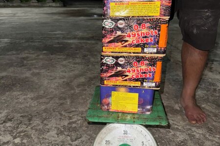 Bắt quả tang đối tượng tàng trữ pháo hoa nổ trái phép