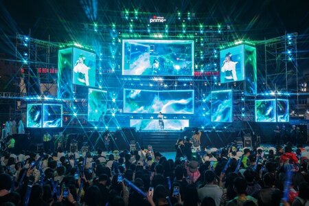 Ngàn khán giả đội mưa, 'quẩy hết mình' trong đêm nhạc VPBank Prime Night có RHYDER, Hà Nhi