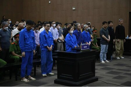 Tiền ở đâu ra mà nhiều thế?