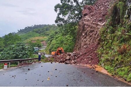 Tập trung ứng phó mưa lũ, đặt nhiệm vụ bảo đảm an toàn tính mạng cho Nhân dân lên trên hết, trước hết