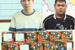 Bắt giữ 2 đối tượng mua bán pháo trái phép