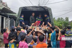 Hộp cơm trong lũ