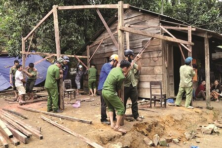Thủ tướng yêu cầu hằng tuần báo cáo tiến độ xây dựng, sửa chữa nhà cho Nhân dân sau bão, lũ