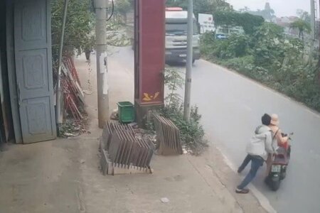 Tạm giữ hình sự đối tượng đẩy ngã Cảnh sát giao thông vào đầu xe tải