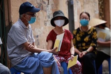 Người từ 70 tuổi trở lên được chi trả 500.000 đồng tiền trợ cấp hưu trí xã hội hằng tháng theo điều kiện nào?