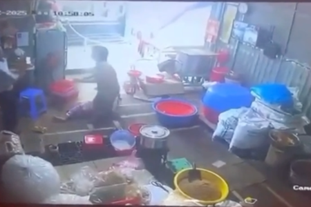 Người đàn ông dùng dao đâm vợ 'hờ' rồi tự sát