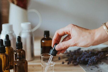 Chiết tinh dầu từ can lớn sang chai nhỏ rồi dán nhãn hiệu riêng để bán, hộ kinh doanh tính thuế ra sao?