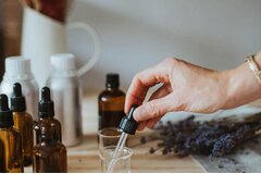 Chiết tinh dầu từ can lớn sang chai nhỏ rồi dán nhãn hiệu riêng để bán, hộ kinh doanh tính thuế ra sao?