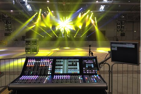 Nhận tiền đặt cọc khi cung cấp dịch vụ có phải lập hóa đơn?