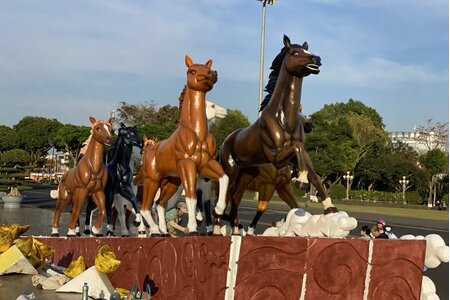 Năm ngựa tản mạn ngựa