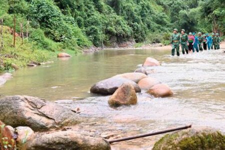 Lặng thầm bước chân giữa mùa xuân