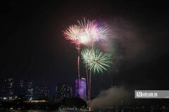 Mãn nhãn màn pháo hoa chào đón năm Bính Ngọ 2026