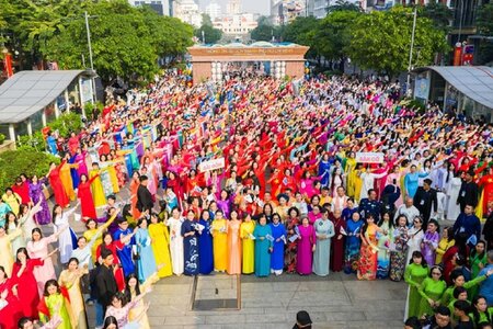 Nhân sự kiện áo dài nhớ...áo dài…