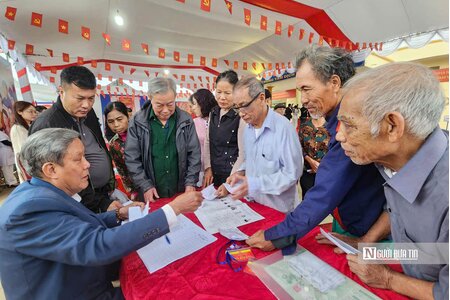 Xem bạn bè bầu cử trên... phây