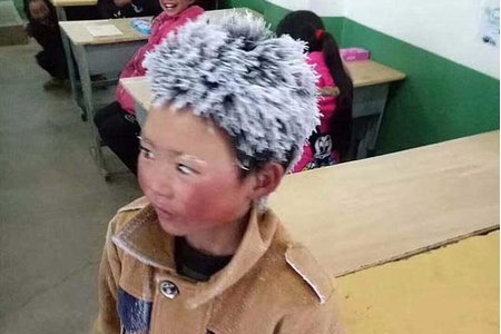Cậu bé bị đóng băng tóc vì đi bộ 4,5km đến trường trong rét  -9oC