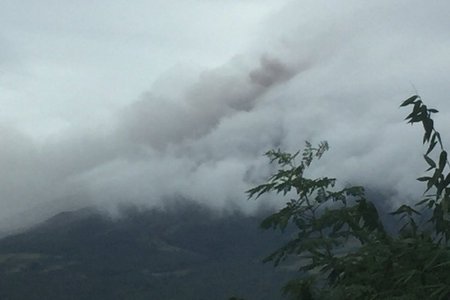Người dân Philippines sơ tán vì núi lửa phun tro bụi cao 2.500 m