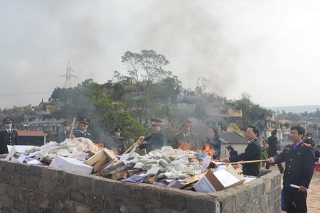 Quảng Ninh: 260 bánh heroin bị tưới xăng đốt hủy