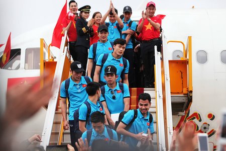 U23 Việt Nam trở về trong vòng vây của người hâm mộ