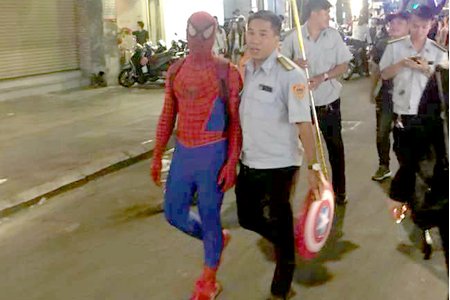 Thanh niên cosplay ‘người nhện’ bán kẹo bị phạt hành chính