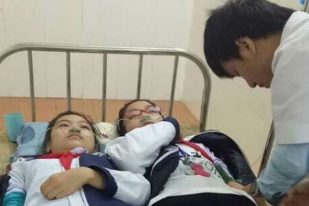 Chục học sinh nhập viện gấp do hít phải khí độc từ CT Thép Việt Nhật