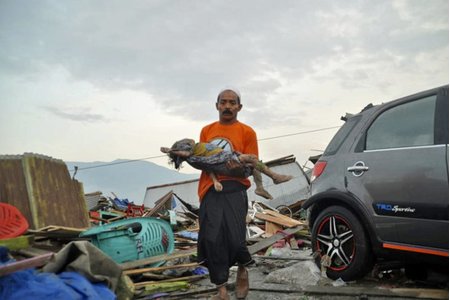 Khung cảnh hoang tàn sau thảm họa kép xảy ra tại Indonesia
