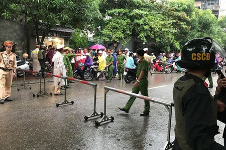 Cảnh sát vây bắt 2 đối tượng ôm vũ khí cố thủ trong nhà ở Nghệ An