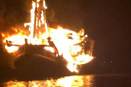Phú Quốc: Tàu cá cháy dữ dội trên biển, ước tính thiệt hại 13 tỷ đồng