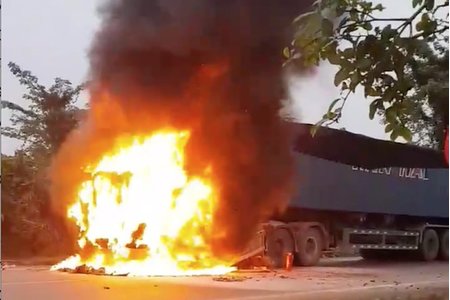 Nghệ An: Xe container chở sữa bất ngờ bốc cháy dữ dội