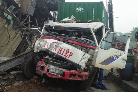 Xe container mất lái tông sập 6 căn nhà ven Sài Gòn