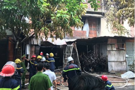 Hà Nội: Cháy lớn tại xưởng sản xuất sofa, 1 người thiệt mạng
