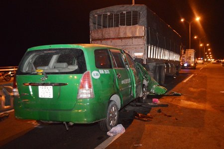 Taxi húc đuôi xe tải đang dừng, tài xế và 2 hành khách đều tử vong