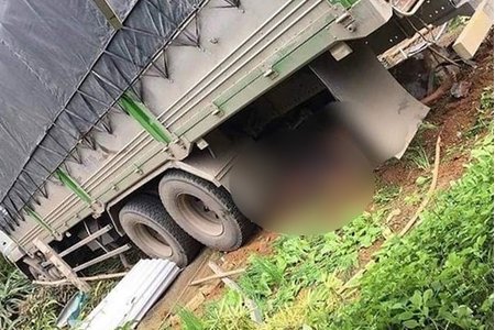 Lào Cai: Xe tải húc đổ cổng nhà dân, hai vợ chồng ở trong sân tử vong
