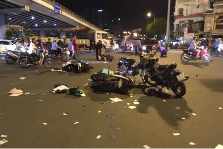 Cảnh tượng kinh hoàng BMW tông hàng loạt xe máy, 6 người thương vong