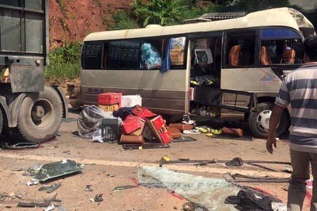 Sơn La: Xe tải tông trực diện xe khách, 10 người bị thương