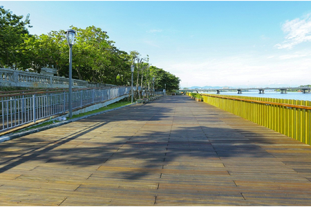 Cầu đi bộ lát gỗ lim 64 tỷ trên sông Hương trở thành địa điểm 'hot' 
