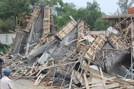 Quảng Ninh: Vòi phun bê tông đổ sập, 3 người thương vong