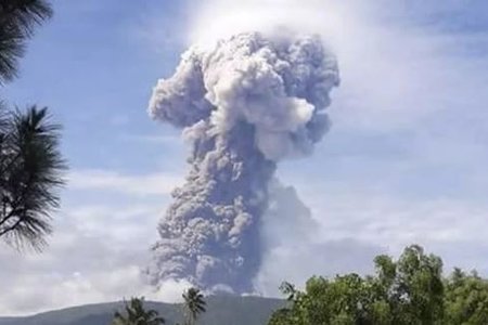Vừa bị động đất, sóng thần, đảo ở Indonesia lại hứng núi lửa phun cao