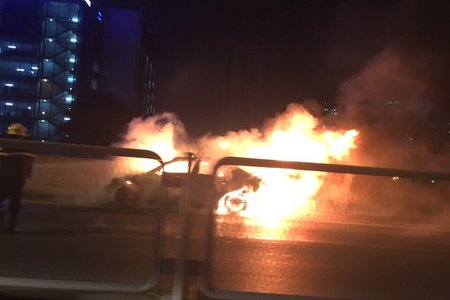 Hà Nội: Xe ô tô Mazda 3 đang chạy bất ngờ bốc cháy