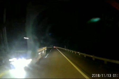Ôtô bật đèn pha, lao vun vút ngược chiều trên cao tốc Nội Bài-Lào Cai