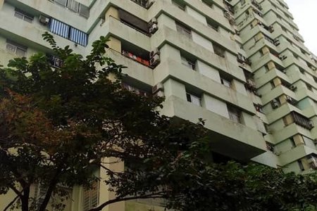 Hà Nội: Bé trai 5 tuổi rơi từ tầng 7 chung cư xuống đất