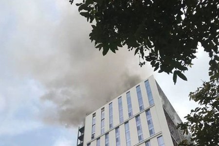 Cháy tòa nhà 18 tầng trên đường Hoàng Quốc Việt
