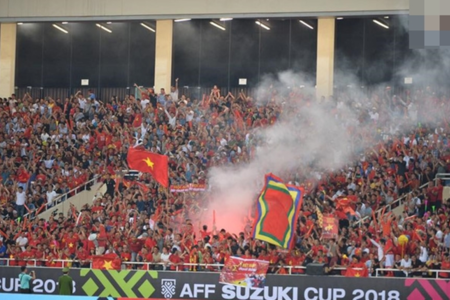 AFF Cup 2018: Việt Nam đối diện án phạt vì khán giả đốt pháo sáng