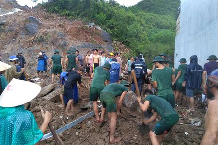 Sạt lở nhiều nơi ở Nha Trang,  ít nhất 12 người thiệt mạng