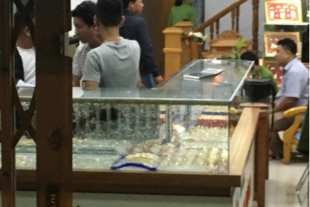 Truy lùng thanh niên táo tợn đập tủ cướp tiệm vàng ở Quảng Nam