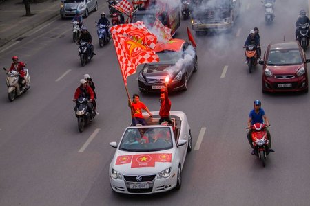 CĐV khuấy đảo không khí bóng đá trước trận đấu Việt Nam - Campuchia
