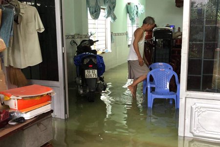 Sài Gòn: Ngập trong biển nước, ác mộng nhà vệ sinh trong đêm