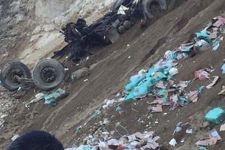Lai Châu: Mất lái lao xuống vực xe container đứt đôi, tài xế mất tích 