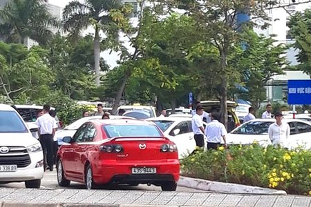 Hàng trăm taxi đình công ở sân bay Đà Nẵng để phản đối Grab