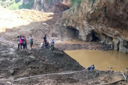 Sập mỏ khai thác vàng, 2 công nhân bị mắc kẹt